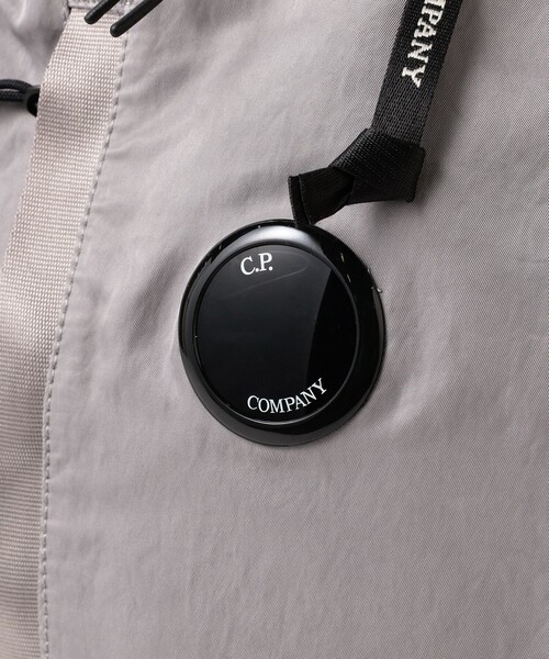 C.P. COMPANY（シーピーカンパニー）の「C.P. Company / NylonB Lens Backpack（バックパック/リュック・メンズ・ブラック/ライトグレー・ONE SIZE）」の5枚目の写真