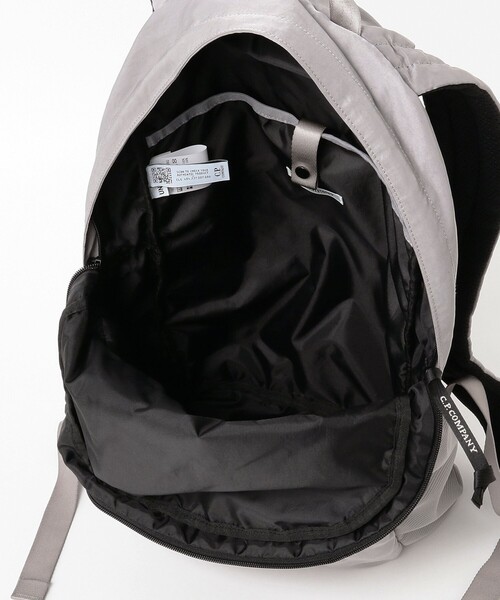 C.P. COMPANY（シーピーカンパニー）の「C.P. Company / NylonB Lens Backpack（バックパック/リュック・メンズ・ブラック/ライトグレー・ONE SIZE）」の7枚目の写真