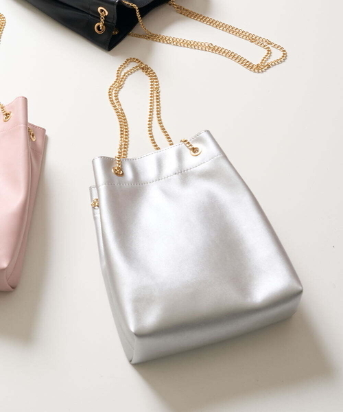 a.v.v（アーヴェヴェ）の「チェーンショルダーミニバッグ（ショルダーバッグ・レディース・シルバー/ライトピンク/ブラック・38）」の3枚目の写真