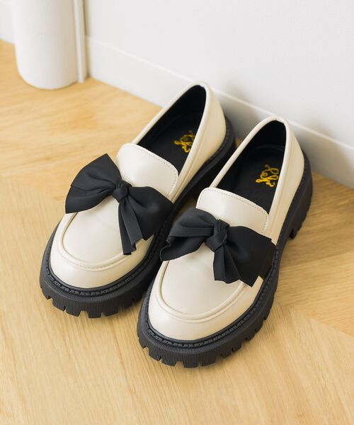 ems excite(エムズエキサイト)の「リボンローファー(その他シューズ・レディース・ブラック/オフホワイト・MEDIUM/LARGE)」の5枚目の写真