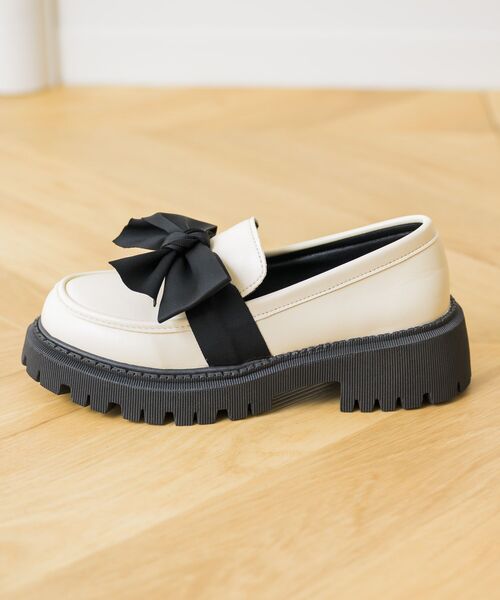 ems excite(エムズエキサイト)の「リボンローファー(その他シューズ・レディース・ブラック/オフホワイト・MEDIUM/LARGE)」の4枚目の写真