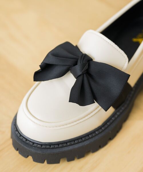 ems excite(エムズエキサイト)の「リボンローファー(その他シューズ・レディース・ブラック/オフホワイト・MEDIUM/LARGE)」の8枚目の写真