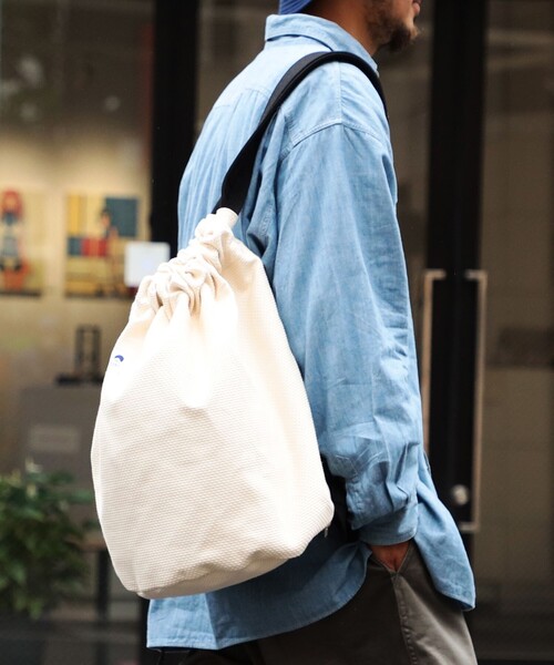 BEAMS JAPAN(ビームス ジャパン)の「sasicco / 別注 一本背負い 2WAYバッグ(ショルダーバッグ・メンズ・オフホワイト・ONE SIZE)」の5枚目の写真