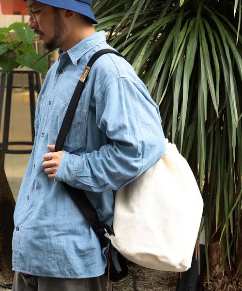 BEAMS JAPAN(ビームス ジャパン)の「sasicco / 別注 一本背負い 2WAYバッグ(ショルダーバッグ・メンズ・オフホワイト・ONE SIZE)」の4枚目の写真