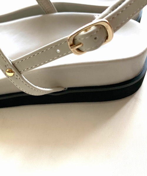 Q(キュー)の「メタルトングサンダル(サンダル・レディース・ライトグレー/ブラック・24.5/23.5)」の13枚目の写真