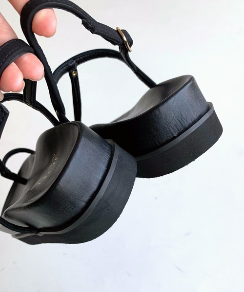 Q(キュー)の「メタルトングサンダル(サンダル・レディース・ライトグレー/ブラック・24.5/23.5)」の12枚目の写真