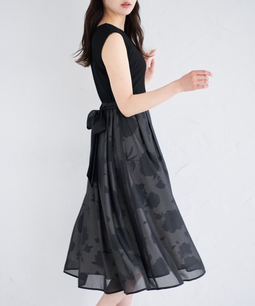 tocco closet(トッコ クローゼット)の「ウエストりぼん付きラメシフォン×フラワープリントドッキングワンピース(ワンピース・レディース・ピンク/ブラック・M)」の2枚目の写真