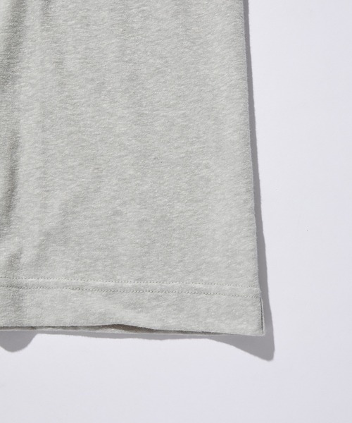 ADAM ET ROPE'（アダムエロペ）の「ミックスリネン スラブ 天竺 ヘンリーネック Tシャツ / ロングシーズン着用可能（Tシャツ/カットソー・メンズ・ブラック/グレー・L/M）」の7枚目の写真