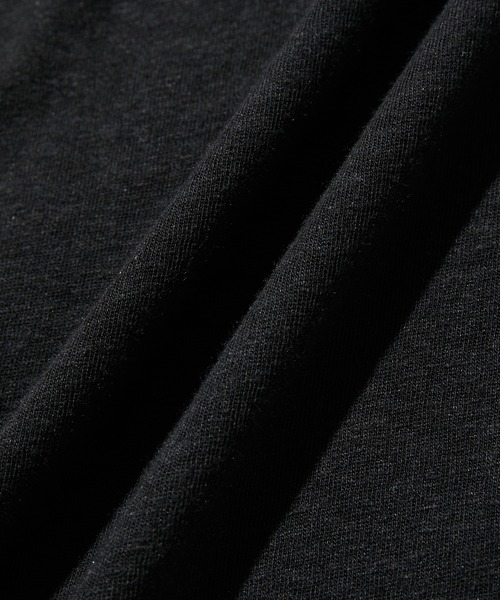 ADAM ET ROPE'（アダムエロペ）の「ミックスリネン スラブ 天竺 ヘンリーネック Tシャツ / ロングシーズン着用可能（Tシャツ/カットソー・メンズ・ブラック/グレー・L/M）」の4枚目の写真