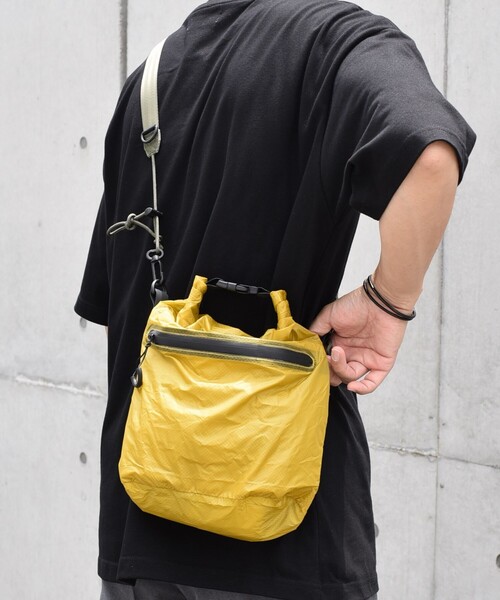 Nahe(ネーエ)の「nahe: ネーエ ドライ バッグ S 2WAY (エコバッグ / サブバッグ)(エコバッグ/サブバッグ・メンズ・イエロー/オレンジ/ブラック/コバルトブルー・ONE SIZE)」の7枚目の写真