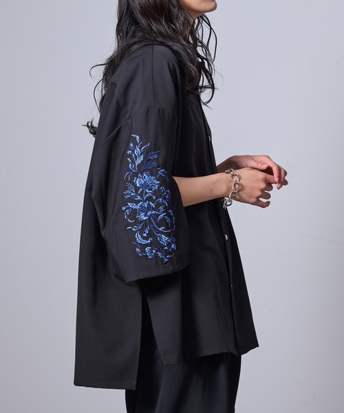 JUNRED(ジュンレッド)の「スリットワイドスリーブ刺繍シャツ(シャツ/ブラウス・メンズ・ホワイト/ブラック・L/M/S)」の2枚目の写真