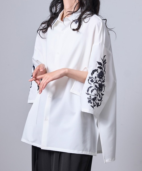 JUNRED（ジュンレッド）の「スリットワイドスリーブ刺繍シャツ