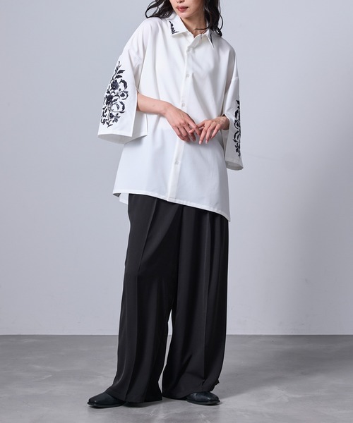 JUNRED(ジュンレッド)の「スリットワイドスリーブ刺繍シャツ(シャツ/ブラウス・メンズ・ホワイト/ブラック・L/M/S)」の5枚目の写真