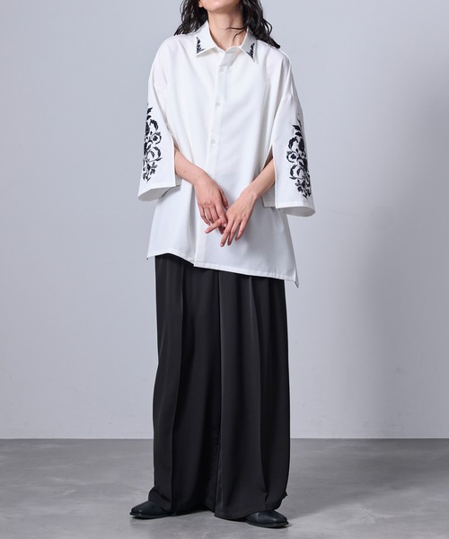 JUNRED(ジュンレッド)の「スリットワイドスリーブ刺繍シャツ(シャツ/ブラウス・メンズ・ホワイト/ブラック・L/M/S)」の6枚目の写真