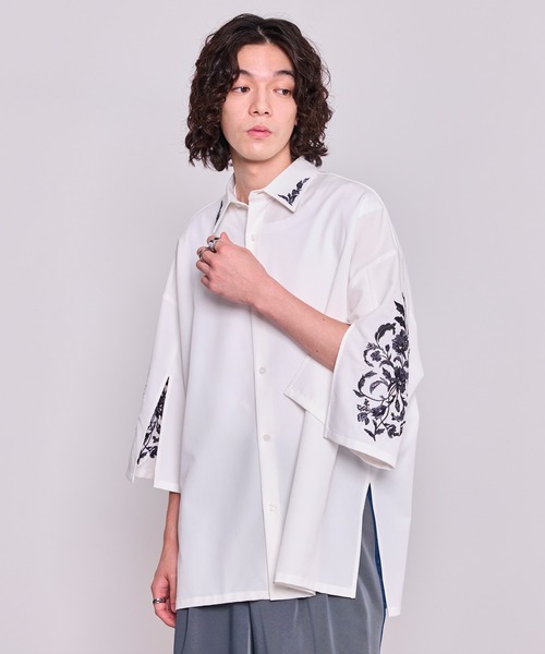 JUNRED(ジュンレッド)の「スリットワイドスリーブ刺繍シャツ(シャツ/ブラウス・メンズ・ホワイト/ブラック・L/M/S)」の4枚目の写真