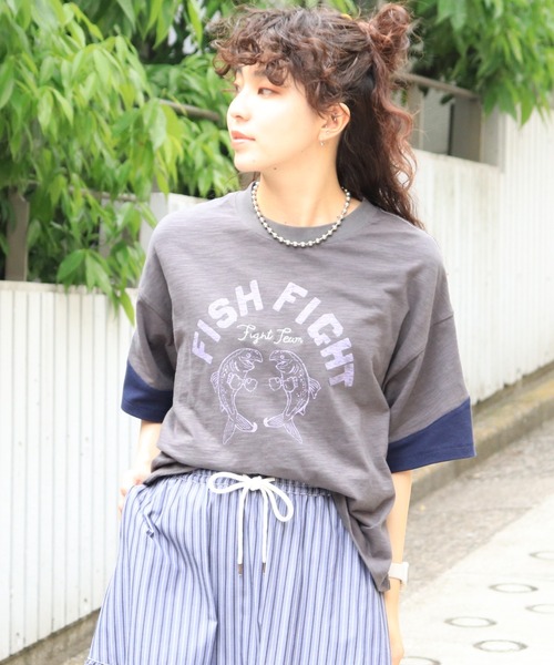 DOUBLE NAME（ダブルネーム）の「FISH FIGHTスラブ天竺TEE（Tシャツ/カットソー・レディース・ブルー/ベージュ/スミクロ・FREE）」の5枚目の写真