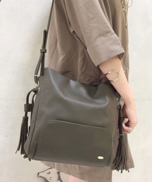 Chico（チコ）の「【who's who Chico】サイドタッセルショルダーバック（ショルダーバッグ・レディース・ベージュ/カーキ/ブラック・FREE）」の5枚目の写真