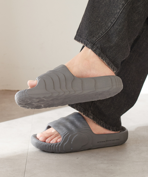 adidas（アディダス）の「adidas ADILETTE 22 MDF05（サンダル・メンズ・チャコールグレー/ブラック系その他/ホワイト・26.5cm/27.5cm/28.5cm）」の2枚目の写真