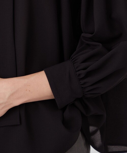 Rom　　Ballsey　フリル付きネイビートップス TOMORROWLAND｜シアートロ フリルネックブラウス | Rakuten Fashion