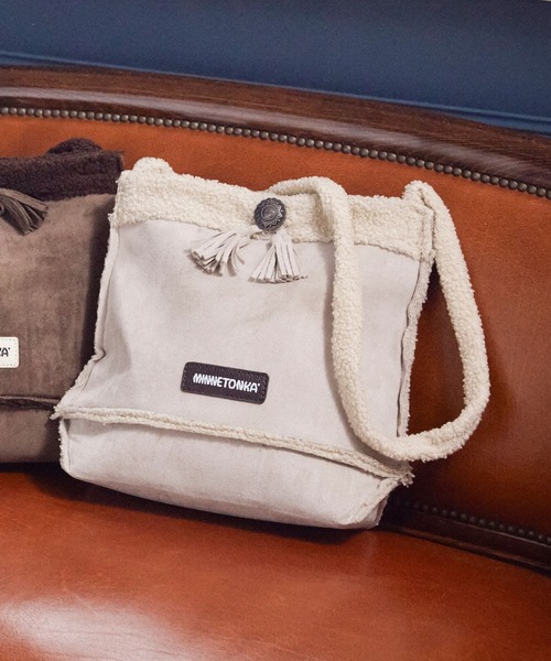 Minnetonka（ミネトンカ）の「【MINNETONKA】ミネトンカ SUEDE×BOA SHOULDER BAG スエード× ボアトートショルダーバッグ（ショルダーバッグ・レディース・ブラック/ブラウン/アイボリー・FREE）」の5枚目の写真