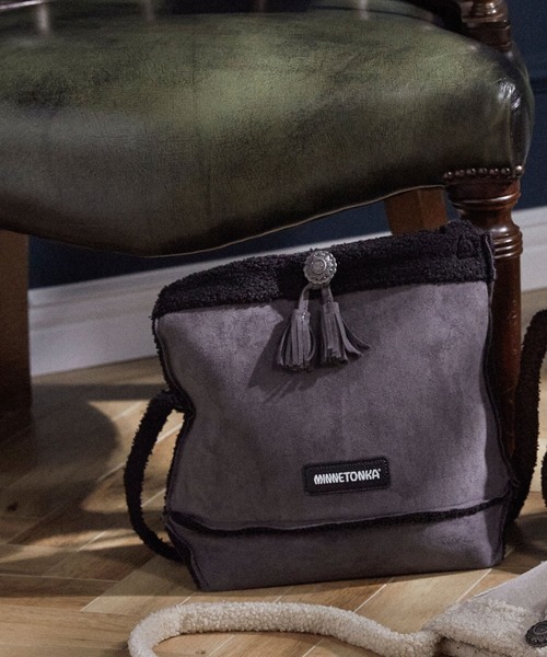 Minnetonka（ミネトンカ）の「【MINNETONKA】ミネトンカ SUEDE×BOA SHOULDER BAG スエード× ボアトートショルダーバッグ（ショルダーバッグ・レディース・ブラック/ブラウン/アイボリー・FREE）」の12枚目の写真