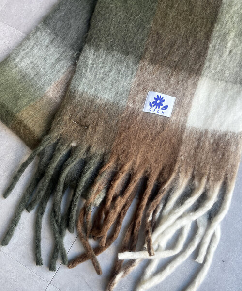 CPCM（シーピーシーエム）の「ふわふわチェックマフラー（マフラー・レディース・ブルー/モスグリーン/イエロー/オレンジ・FREE）」の6枚目の写真