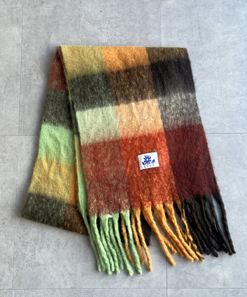 CPCM（シーピーシーエム）の「ふわふわチェックマフラー（マフラー・レディース・ブルー/モスグリーン/イエロー/オレンジ・FREE）」の11枚目の写真