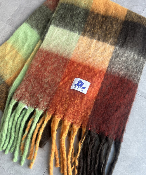 CPCM（シーピーシーエム）の「ふわふわチェックマフラー（マフラー・レディース・ブルー/モスグリーン/イエロー/オレンジ・FREE）」の12枚目の写真