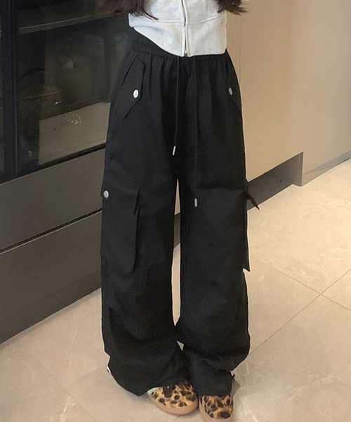 Chiina(チーナ)の「Chiina/ワイド パラシュート カーゴパンツ(カーゴパンツ・レディース・カーキ/ブラック/ベージュ/レッド/ピンク/グレー・M)」の8枚目の写真