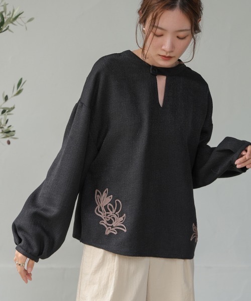 Bab(バブ)の「前後2WAY刺繍ブラウス(シャツ/ブラウス・レディース・ブラック/ホワイト系その他・M)」の2枚目の写真