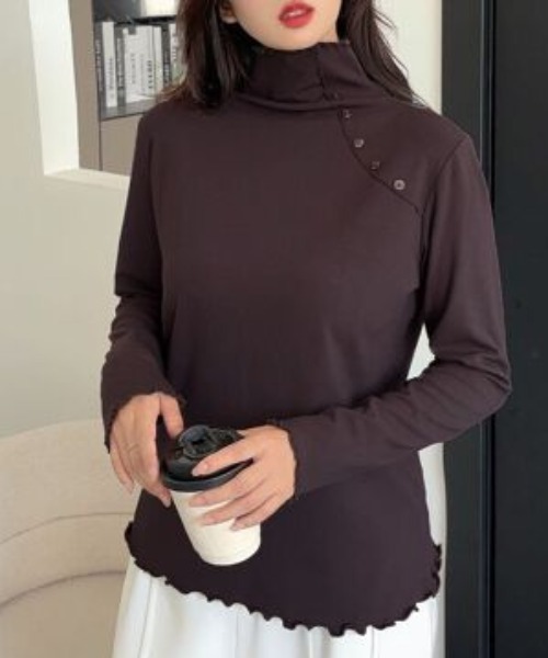 aimoha(アイモハ)の「ショルダーボタンリブメロウハイネックトップス(Tシャツ/カットソー・レディース・ホワイト/ワインレッド/ブラック/チョコ/カーキ/グレー・FREE)」の1枚目の写真