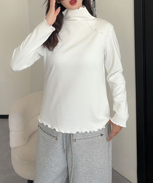 aimoha(アイモハ)の「ショルダーボタンリブメロウハイネックトップス(Tシャツ/カットソー・レディース・ホワイト/ワインレッド/ブラック/チョコ/カーキ/グレー・FREE)」の2枚目の写真