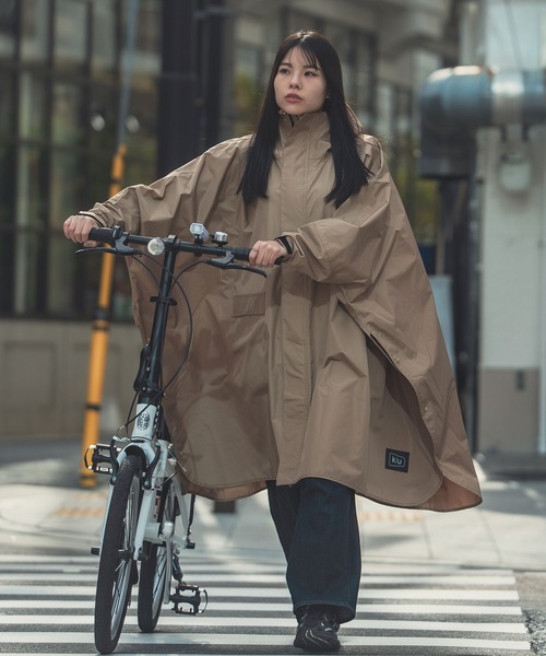 KiU(キウ)の「キウスタンダード 袖付きレインポンチョ 2ND(レインコート/ポンチョ・レディース・ベージュ/ミント/ブラック/カーキ/ネイビー/ブルー系その他/ベージュ系その他/ホワイト系その他/ベージュ系その他2/ダークパープル/グレー系その他/ブルー系その他2/ネイビー系/ブルー系その他4/ブルー系その他3/ブラック系その他/ダークカーキ/グレー系その他2/ダークグリーン系/パープル系その他・FREE)」の7枚目の写真