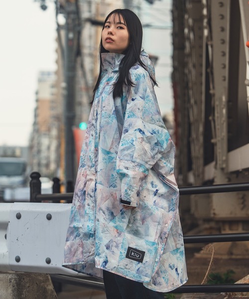 KiU(キウ)の「キウスタンダード 袖付きレインポンチョ 2ND(レインコート/ポンチョ・レディース・ベージュ/ミント/ブラック/カーキ/ネイビー/ブルー系その他/ベージュ系その他/ホワイト系その他/ベージュ系その他2/ダークパープル/グレー系その他/ブルー系その他2/ネイビー系/ブルー系その他4/ブルー系その他3/ブラック系その他/ダークカーキ/グレー系その他2/ダークグリーン系/パープル系その他・FREE)」の2枚目の写真