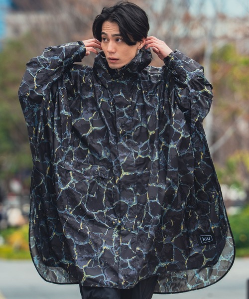 KiU(キウ)の「キウスタンダード 袖付きレインポンチョ 2ND(レインコート/ポンチョ・レディース・ベージュ/ミント/ブラック/カーキ/ネイビー/ブルー系その他/ベージュ系その他/ホワイト系その他/ベージュ系その他2/ダークパープル/グレー系その他/ブルー系その他2/ネイビー系/ブルー系その他4/ブルー系その他3/ブラック系その他/ダークカーキ/グレー系その他2/ダークグリーン系/パープル系その他・FREE)」の4枚目の写真