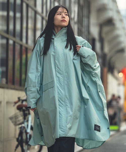 KiU(キウ)の「キウスタンダード 袖付きレインポンチョ 2ND(レインコート/ポンチョ・レディース・ベージュ/ミント/ブラック/カーキ/ネイビー/ブルー系その他/ベージュ系その他/ホワイト系その他/ベージュ系その他2/ダークパープル/グレー系その他/ブルー系その他2/ネイビー系/ブルー系その他4/ブルー系その他3/ブラック系その他/ダークカーキ/グレー系その他2/ダークグリーン系/パープル系その他・FREE)」の10枚目の写真