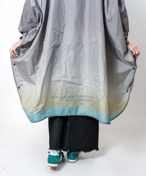 KiU(キウ)の「キウスタンダード 袖付きレインポンチョ 2ND(レインコート/ポンチョ・レディース・ベージュ/ミント/ブラック/カーキ/ネイビー/ブルー系その他/ベージュ系その他/ホワイト系その他/ベージュ系その他2/ダークパープル/グレー系その他/ブルー系その他2/ネイビー系/ブルー系その他4/ブルー系その他3/ブラック系その他/ダークカーキ/グレー系その他2/ダークグリーン系/パープル系その他・FREE)」の22枚目の写真