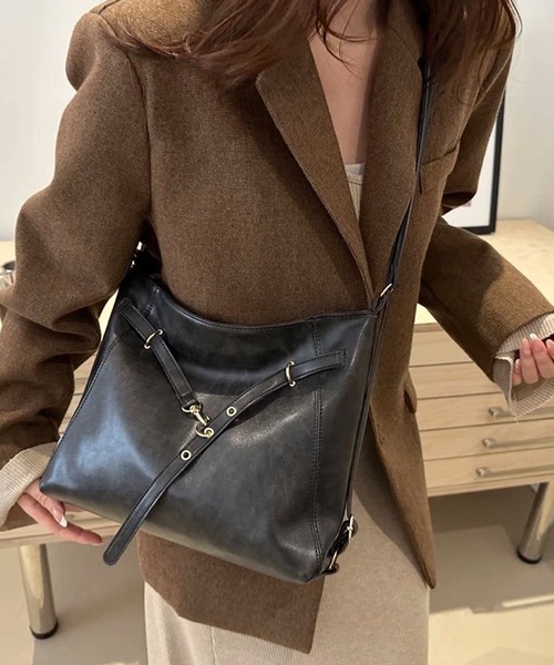 shopnikoniko(ショップニコニコ)の「PUレザー ベルトモチーフ 2wayショルダーバッグ(ショルダーバッグ・レディース・ブラック/ダークブラウン/ブラウン・フリー)」の2枚目の写真