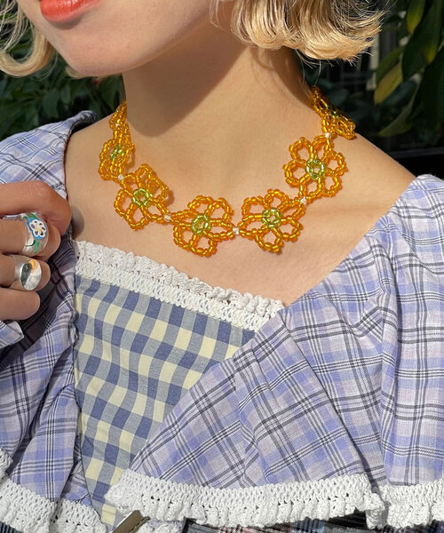HELLO.SANFRANCISCO（ハローサンフランシスコ）の「【HELLO.SANFRANCISCO/ハローサンフランシスコ】フラワーチョーカーネックレス（ネックレス・レディース・ブルー/ピンク/オレンジ・ONE SIZE）」の3枚目の写真