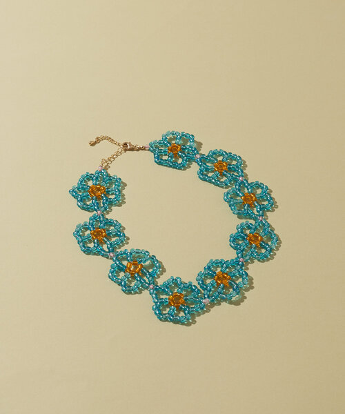 HELLO.SANFRANCISCO（ハローサンフランシスコ）の「【HELLO.SANFRANCISCO/ハローサンフランシスコ】フラワーチョーカーネックレス（ネックレス・レディース・ブルー/ピンク/オレンジ・ONE SIZE）」の4枚目の写真