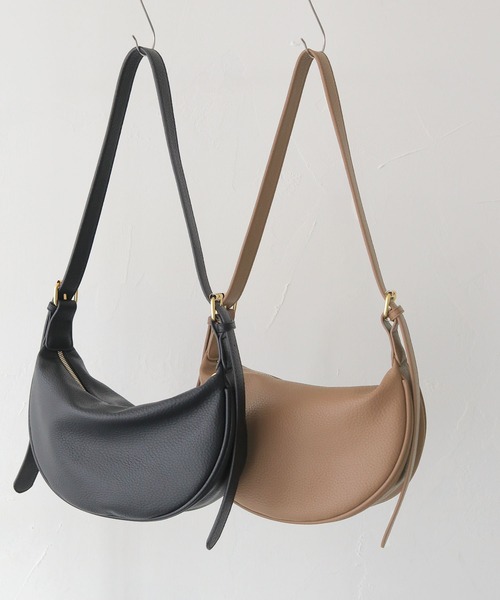 CLEIO（クレイオ）の「【CLEIO】サイドベルトラウンドショルダーバッグ SIDE BELT DESIGN HALF MOON SHOULDER BAG/737-13662（ショルダーバッグ・レディース・ブラック/ブラウン・FREE）」の2枚目の写真