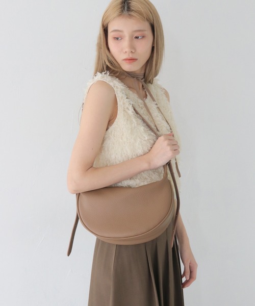 CLEIO（クレイオ）の「【CLEIO】サイドベルトラウンドショルダーバッグ SIDE BELT DESIGN HALF MOON SHOULDER BAG/737-13662（ショルダーバッグ・レディース・ブラック/ブラウン・FREE）」の9枚目の写真