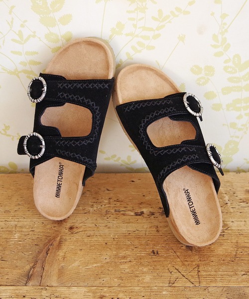 Minnetonka（ミネトンカ）の「MINNETONKA ミネトンカ / スエードベルトサンダル GEORGINE CLASSIC（サンダル・レディース・ブラウン/ベージュ/ブラック・7/8/9/6/5）」の2枚目の写真