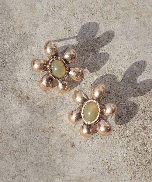 GOLDY（ゴールディ）の「レトロ カラー ストーン フラワー ピアス（ピアス（両耳用）・レディース・アイボリー/ピンク/グリーン/ブルー・FREE）」の6枚目の写真