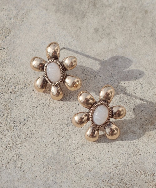 GOLDY（ゴールディ）の「レトロ カラー ストーン フラワー ピアス（ピアス（両耳用）・レディース・アイボリー/ピンク/グリーン/ブルー・FREE）」の7枚目の写真