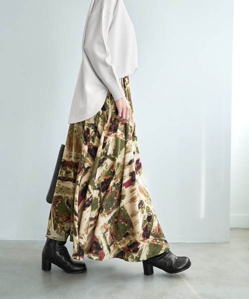 STYLE DELI(スタイルデリ)の「アート柄ロングサーキュラースカート(スカート・レディース・ブルー/カーキ・MEDIUM/SMALL)」の3枚目の写真