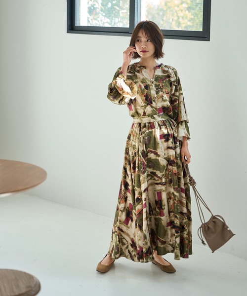 STYLE DELI(スタイルデリ)の「アート柄ロングサーキュラースカート(スカート・レディース・ブルー/カーキ・MEDIUM/SMALL)」の5枚目の写真