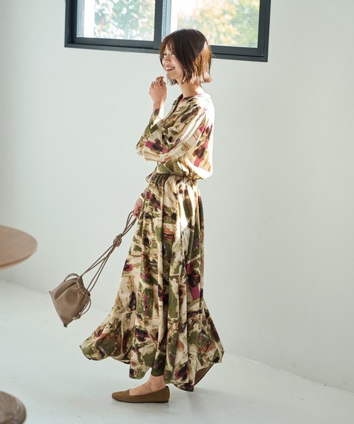 STYLE DELI(スタイルデリ)の「アート柄ロングサーキュラースカート(スカート・レディース・ブルー/カーキ・MEDIUM/SMALL)」の6枚目の写真