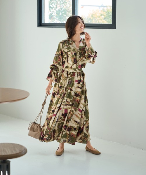 STYLE DELI(スタイルデリ)の「アート柄ロングサーキュラースカート(スカート・レディース・ブルー/カーキ・MEDIUM/SMALL)」の7枚目の写真