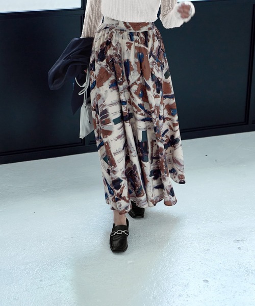 STYLE DELI(スタイルデリ)の「アート柄ロングサーキュラースカート(スカート・レディース・ブルー/カーキ・MEDIUM/SMALL)」の8枚目の写真